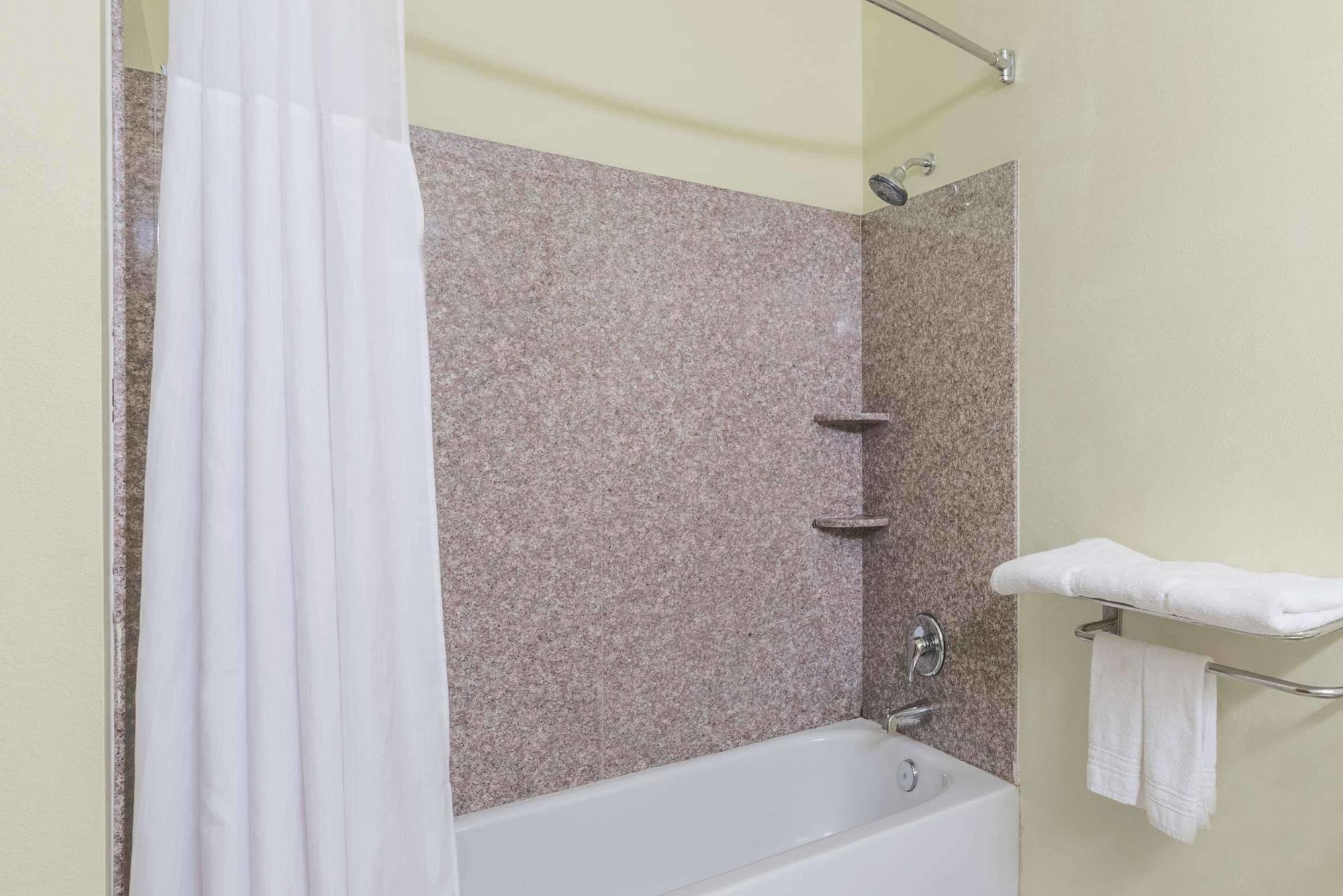 Days Inn&suites By Wyndham Tx Hotel Cleburne