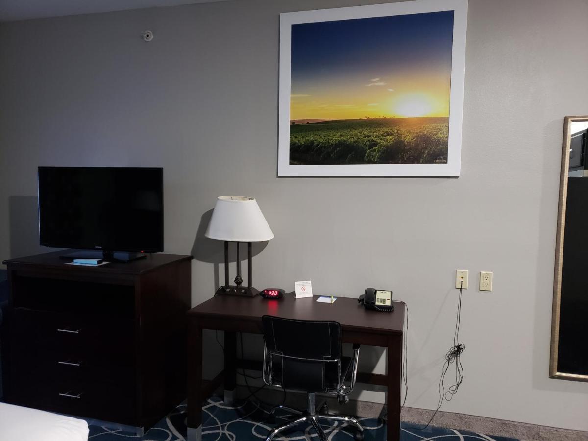 Hotel Days Inn&suites By Wyndham Tx Cleburne