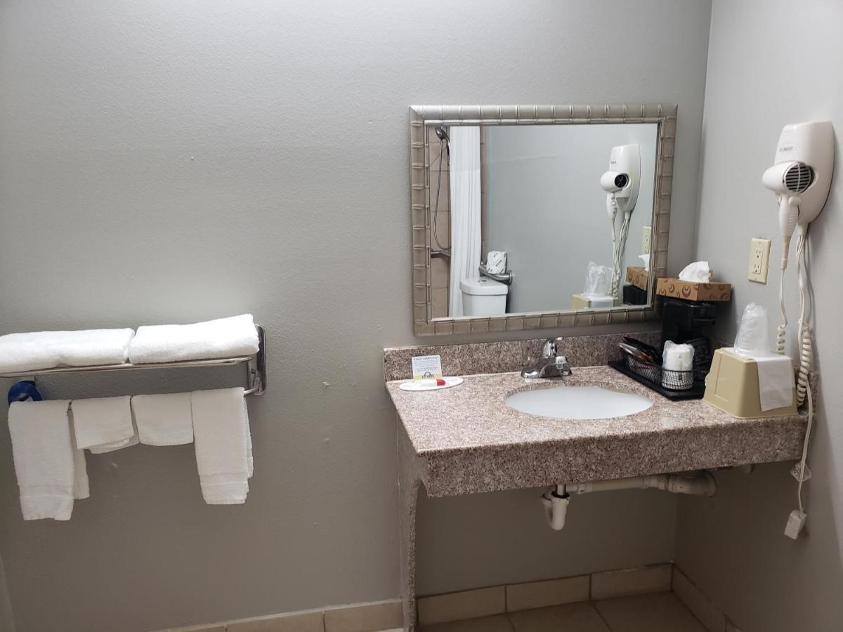 Days Inn&suites By Wyndham Tx Hotel Cleburne